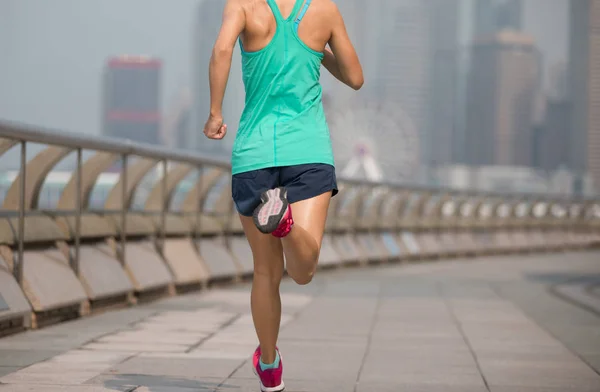 Mode Vie Sain Femme Coureur Courir Sur Brouillard Ville Matin — Photo