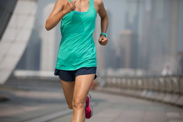 Stile Vita Sano Donna Corridore Esecuzione Nebbia Mattina Città — Foto Stock