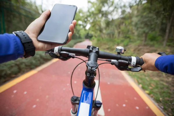 Person Nutzt Smartphone App Zur Navigation Während Radtour Auf Dem — Stockfoto