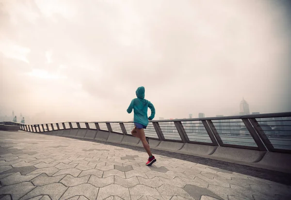 Healthy Lifestyle Woman Runner Running Foggy City Morning — Stock Photo, Image