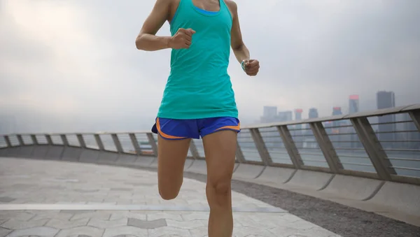 Corredor Mujer Estilo Vida Saludable Corriendo Mañana Brumosa Ciudad — Foto de Stock