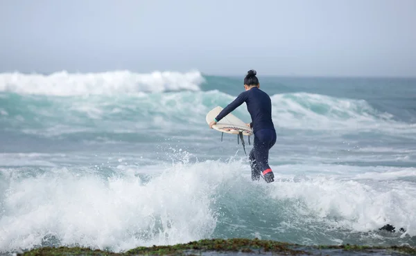 Vrouw Surfer Met Surfplank Gaat Surfen — Stockfoto