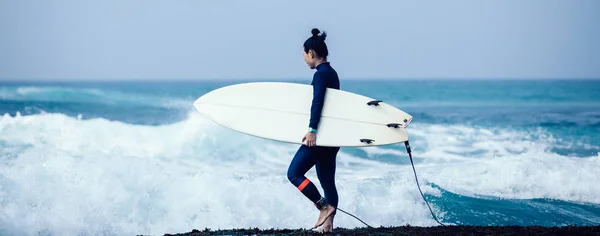 Mujer Surfista Con Tabla Surf Surfear —  Fotos de Stock