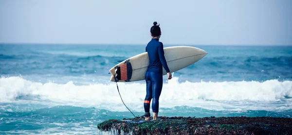 Sörf Tahtası Olan Bir Kadın Sörf Yapıyor — Stok fotoğraf