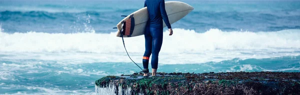 Surfista Mulher Com Prancha Vai Surfar — Fotografia de Stock