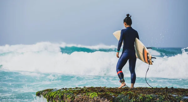 Mujer Surfista Con Tabla Surf Surfear — Foto de Stock