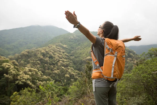 Νεαρή Γυναίκα Backpacker Πεζοπορία Στο Δάσος Κορυφή Βουνού — Φωτογραφία Αρχείου