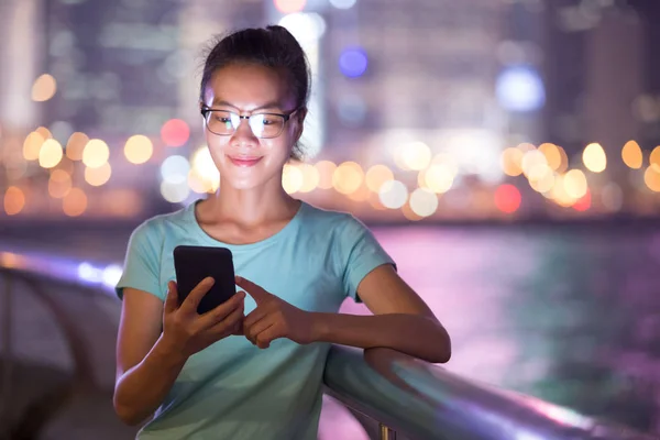 Aziatische Vrouw Met Behulp Van Smartphone Nachts Hong Kong — Stockfoto