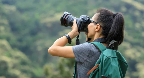 Жінка Фотограф Фотографує Ранковому Гірському Лісі — стокове фото