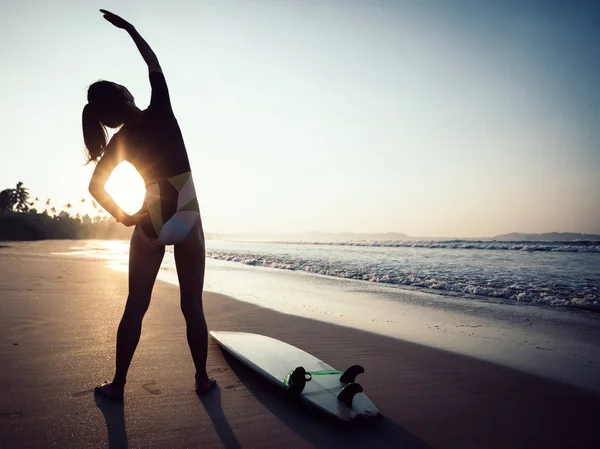 Mujer Surfista Calentándose Playa Antes Surfear — Foto de Stock