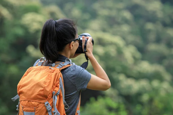 Kadın Fotoğrafçı Sabah Dağ Ormanı Üzerinde Fotoğraf Çekmek — Stok fotoğraf