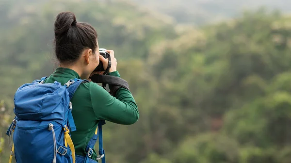 春の山の森で写真を撮る女性写真家 — ストック写真