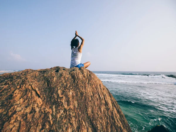 Mladá Jóga Žena Meditující Moři Skalním Útesu — Stock fotografie