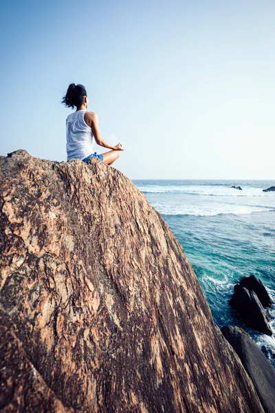 Junge Yoga Frau Meditiert Meer Auf Felswand — Stockfoto