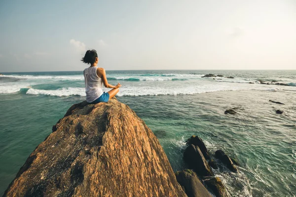 Mujer Yoga Joven Meditando Orilla Del Mar Acantilado Roca — Foto de Stock