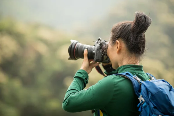 春の森の山で写真を撮る女性写真家 — ストック写真