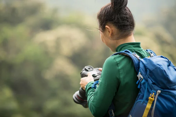 Жінка Фотограф Робить Фото Весняному Гірському Лісі — стокове фото