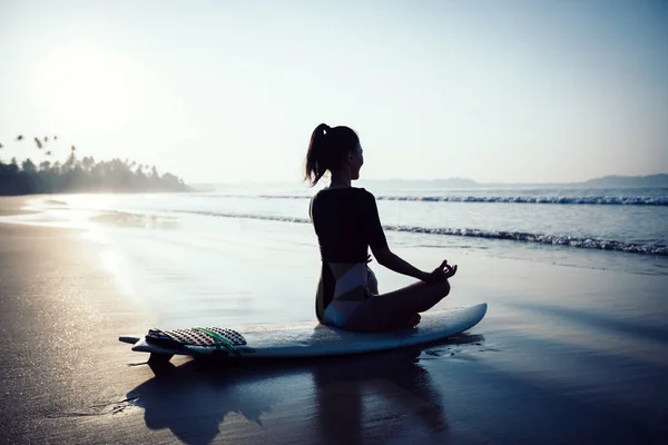 Mujer Surfista Meditando Tabla Surf Playa Amanecer — Foto de Stock