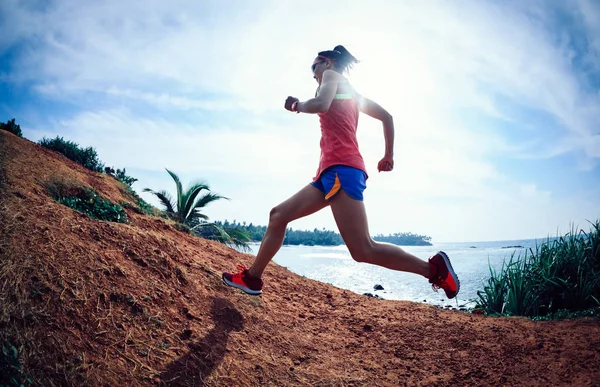 Běžec Ženou Pobřežních Kopcích — Stock fotografie