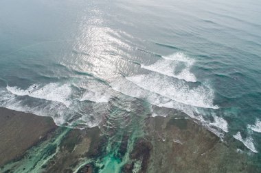 Sahilde güzel deniz manzarası havadan görünümü