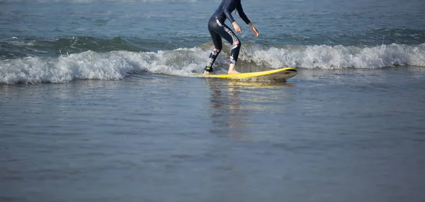 Surfeuse Surfant Dans Eau Vive — Photo