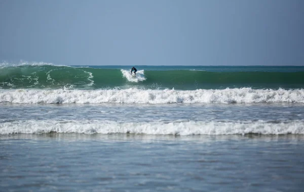 Surfeur Attrapant Une Vague Dans Mer Février 2019 — Photo