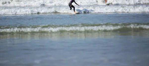 海の波に乗る2人のサーファー — ストック写真