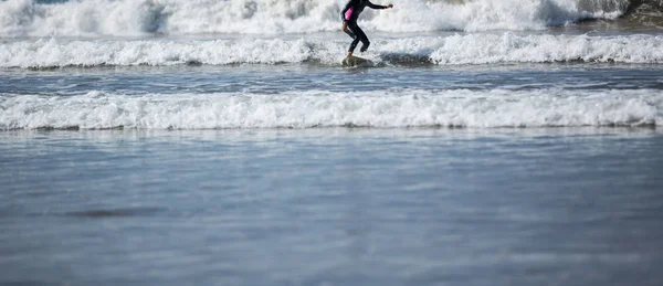 Donna Surfista Cavalcando Onde Nell Oceano — Foto Stock