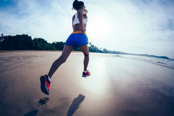 Fitness Vrouw Draait Sunrise Beach — Stockfoto
