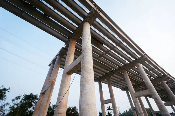 中国のメガプロジェクトの建設現場でスーパーハイウェイを建設するための重工業機器 — ストック写真