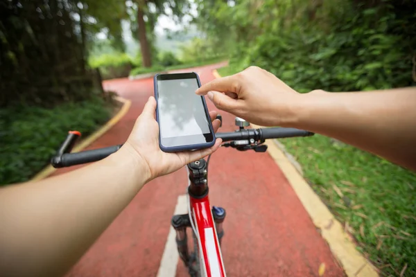 Person Nutzt Smartphone App Zur Navigation Bei Radtour Auf Waldweg — Stockfoto