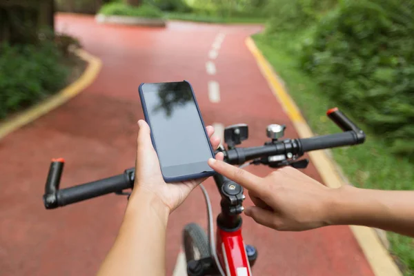 Person Nutzt Smartphone App Zur Navigation Bei Radtour Auf Waldweg — Stockfoto