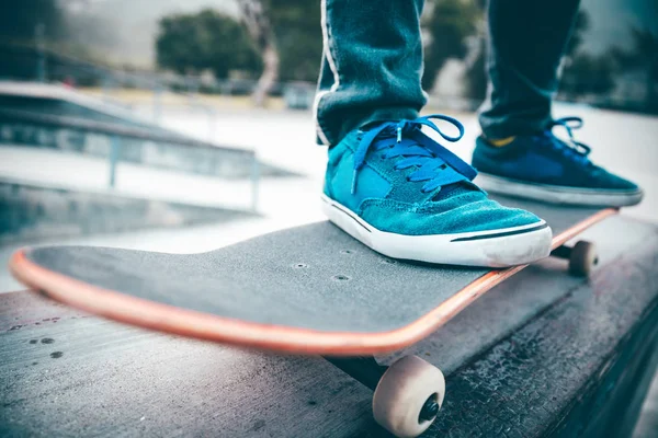 Σκέιτμπορντ Πόδια Ιππασία Skateboard Στο Skatepark — Φωτογραφία Αρχείου