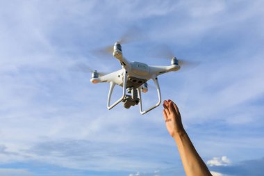 deniz üzerinde fotoğraf çeken uçan bir drone ulaşan kişi 