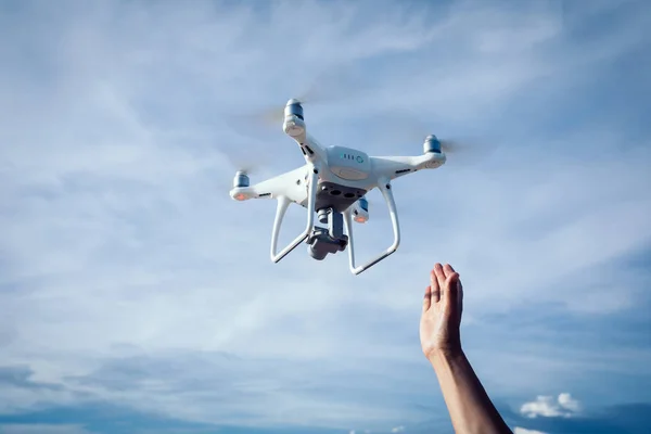Személy Elérte Repülő Drone Amely Figyelembe Fotó Tengeren — Stock Fotó