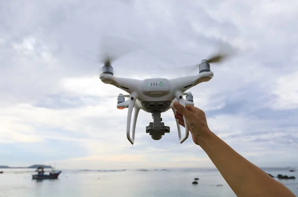 Személy Elérte Repülő Drone Amely Figyelembe Fotó Tengeren — Stock Fotó