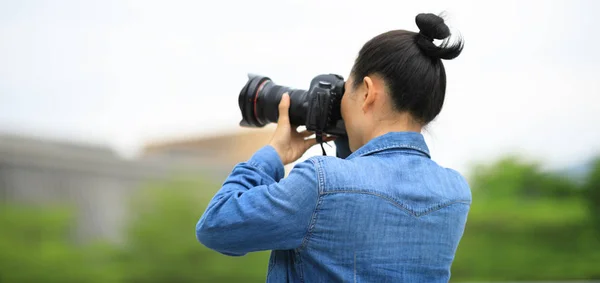 Fotograf Fotil Nákupní Ulici — Stock fotografie