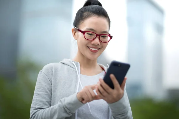 Schöne Asiatische Frau Mit Smartphone Der Stadt — Stockfoto