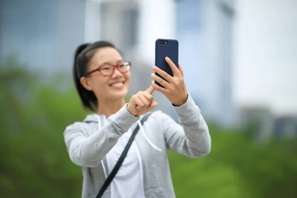 Piękna Azjatycka Kobieta Pomocą Smartfona Mieście — Zdjęcie stockowe