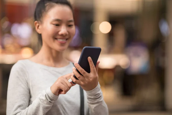 Bella Donna Asiatica Utilizzando Smartphone Città — Foto Stock