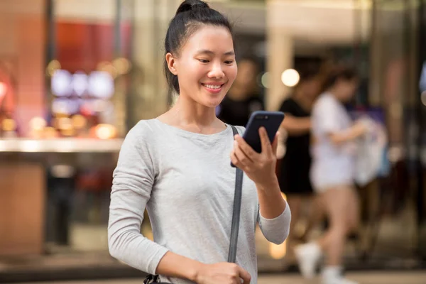 Schöne Asiatische Frau Mit Smartphone Der Stadt — Stockfoto