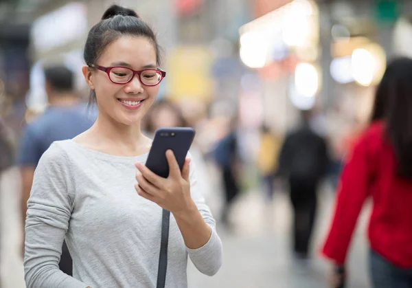 Hermosa Mujer Asiática Usando Smartphone Ciudad —  Fotos de Stock