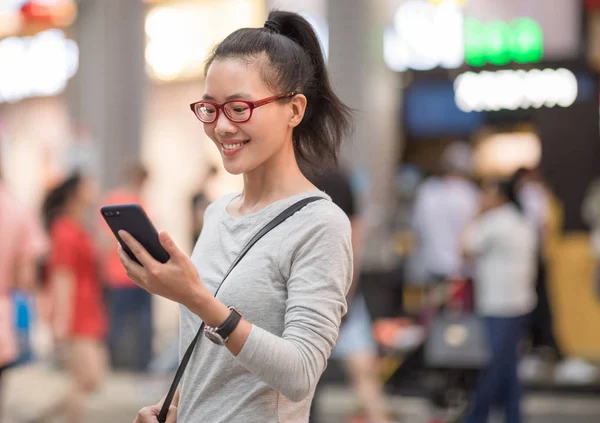Piękna Azjatycka Kobieta Pomocą Smartfona Mieście — Zdjęcie stockowe