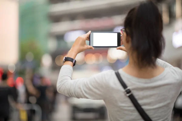 Piękna Azjatycka Kobieta Pomocą Smartfona Mieście — Zdjęcie stockowe