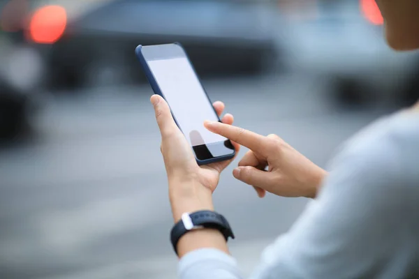 Ausgeschnittene Ansicht Einer Frau Mit Smartphone Der Stadt — Stockfoto