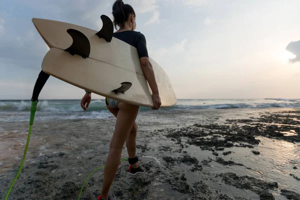 Surferin Stürzt Mit Surfbrett Ins Meer — Stockfoto