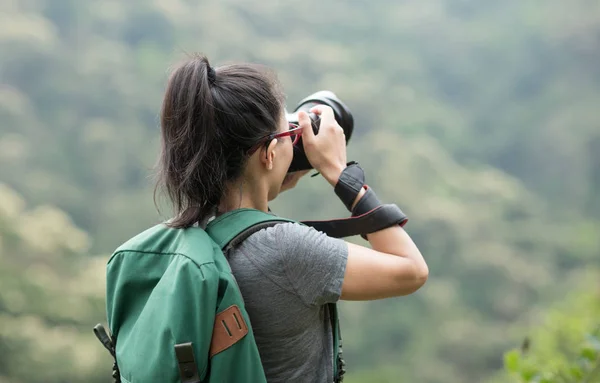 Žena Fotograf Fotografování Jaře Les Hory — Stock fotografie