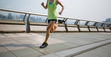 Sisli şehir sabahında koşan bir kadın. Sağlıklı yaşam tarzı 