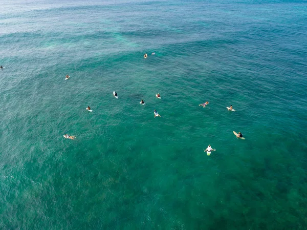 Vue Aérienne Depuis Drone Surfeurs Pour Attraper Les Vagues Pendant — Photo