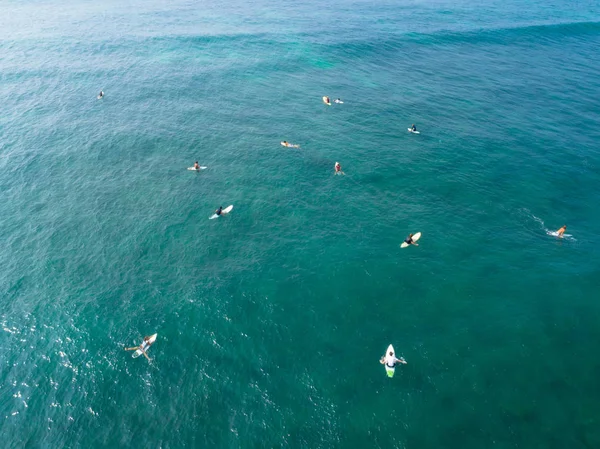 Vue Aérienne Depuis Drone Surfeurs Pagayant Pour Attraper Des Vagues — Photo